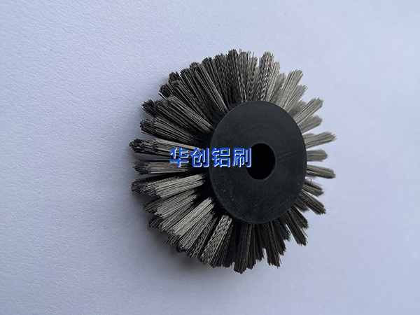 鋼絲刷輥是怎樣去除油漬和污垢的呢？
